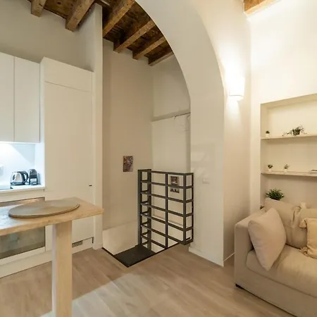 The Garibaldi B Intrho Apartment