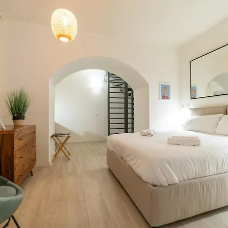 The Garibaldi B Intrho Apartment